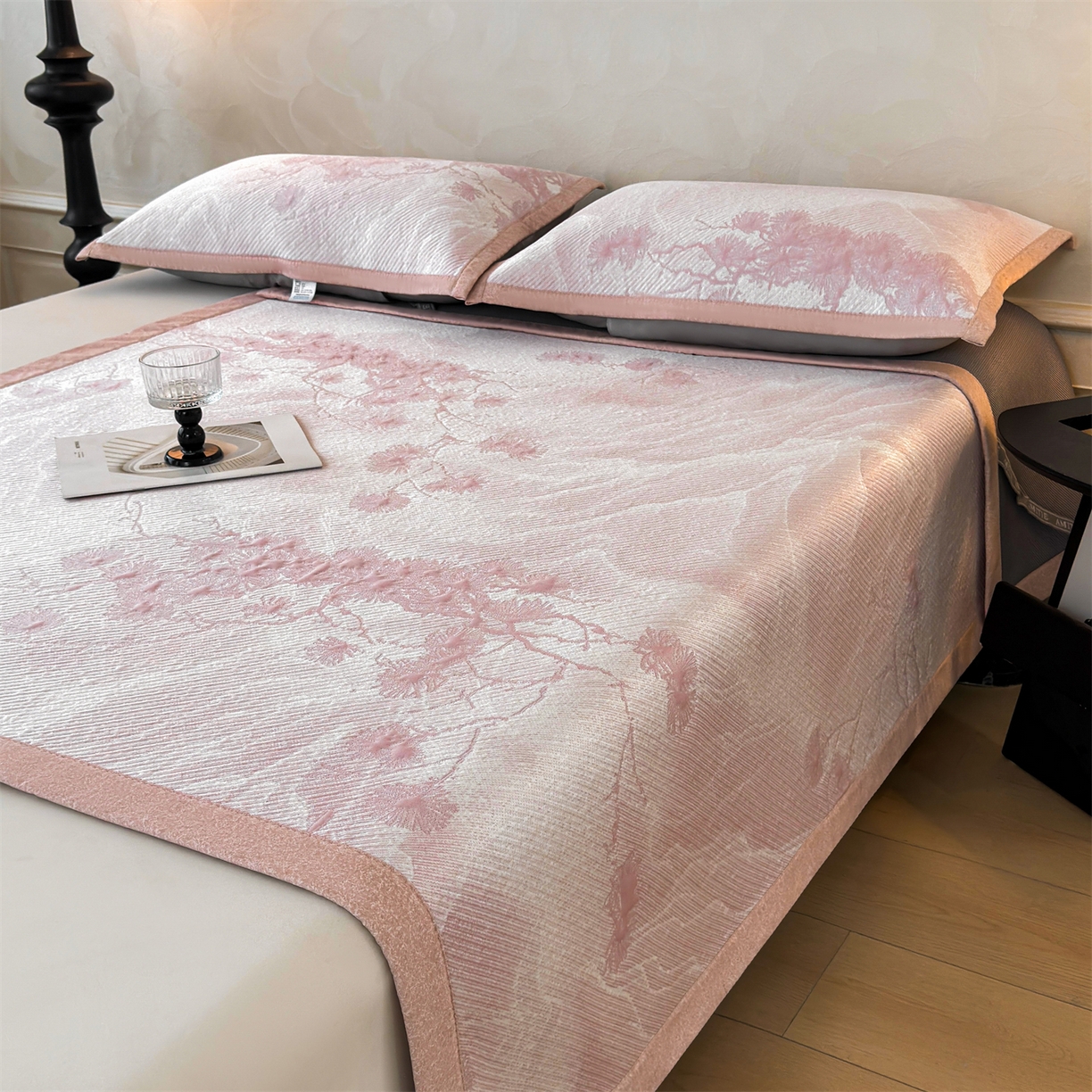 91家纺网 家纺一手货源 找家纺 慕木家纺 2026新款高端PE乙纶双面提花560克冰豆豆凉席迎客松系列（提供买家秀） 迎客松-粉床席款