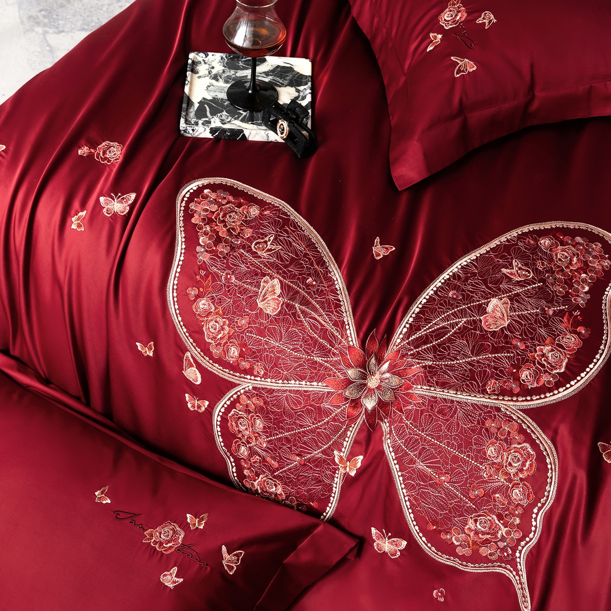 91家纺网 家纺一手货源 找家纺 优悦生活馆 2026新款全棉绣花大红四件套 蝶语森眠-大红