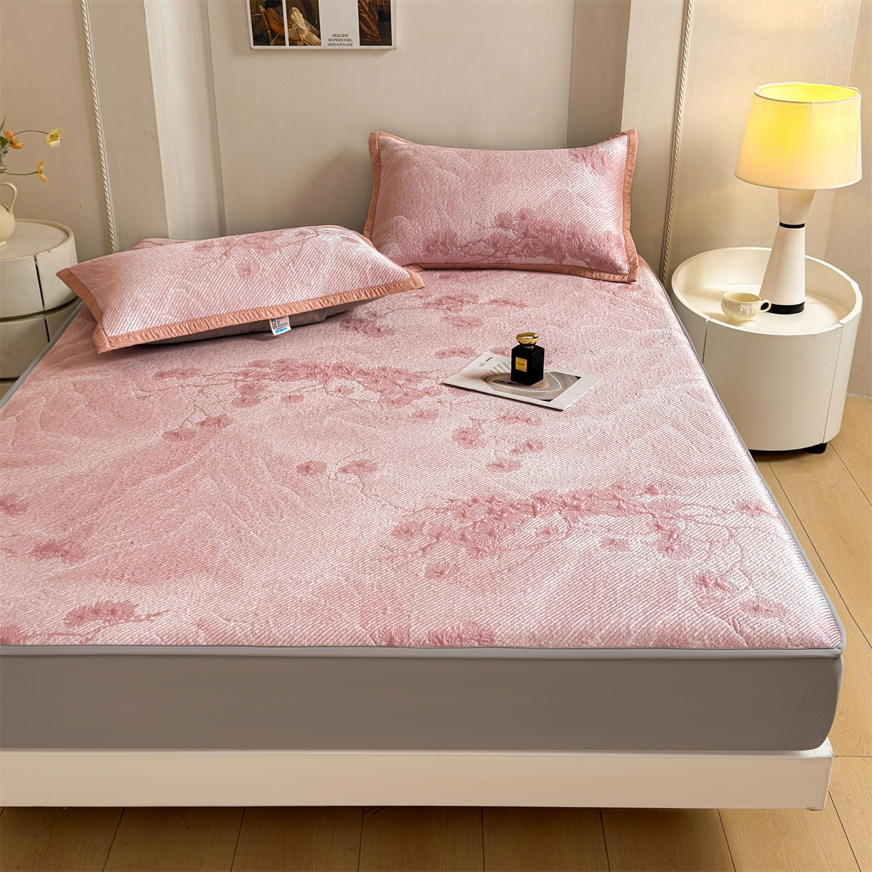 91家纺网 家纺一手货源 找家纺 慕木家纺 2026新款高端PE乙纶双面提花560克冰豆豆凉席迎客松系列（提供买家秀） 迎客松-粉床笠款