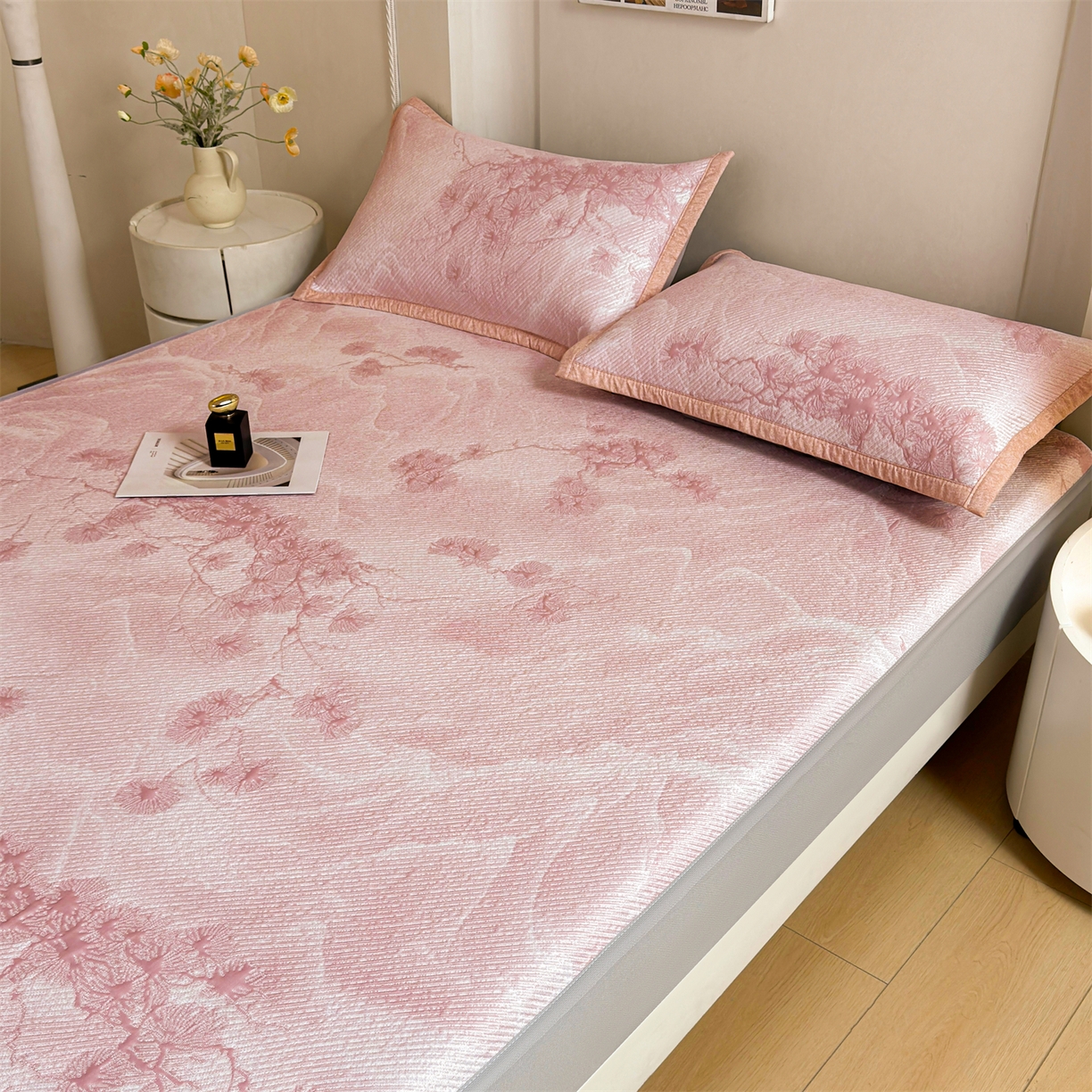 91家纺网 家纺一手货源 找家纺 慕木家纺 2026新款高端PE乙纶双面提花560克冰豆豆凉席迎客松系列（提供买家秀） 迎客松-粉床笠款