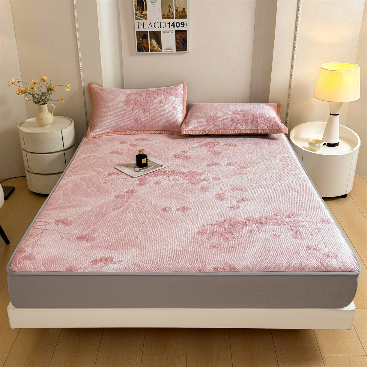 91家纺网 家纺一手货源 找家纺 慕木家纺 2026新款高端PE乙纶双面提花560克冰豆豆凉席迎客松系列（提供买家秀） 迎客松-粉床笠款