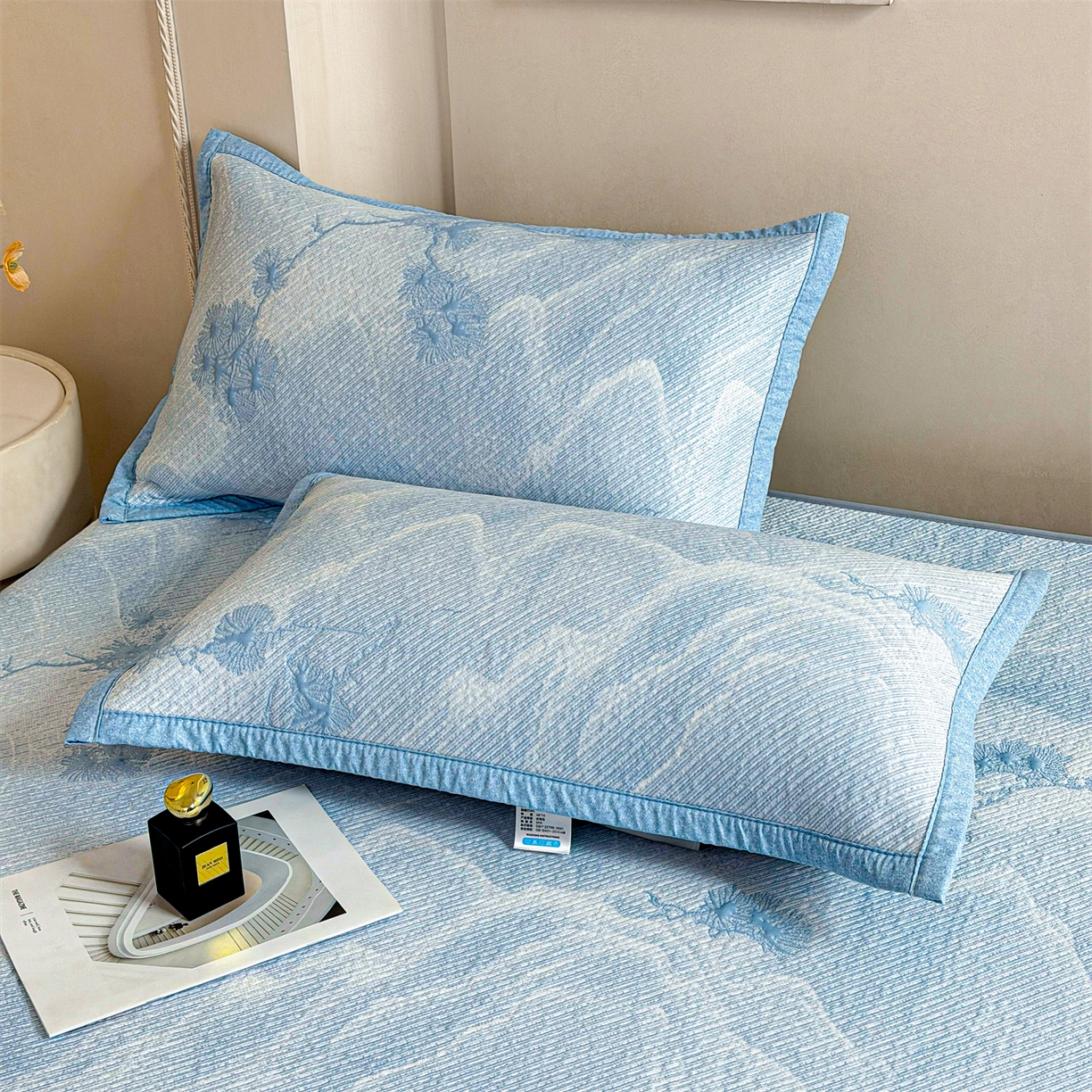 91家纺网 家纺一手货源 找家纺 慕木家纺 2026新款高端PE乙纶双面提花560克冰豆豆凉席迎客松系列（提供买家秀） 迎客松-蓝床笠款