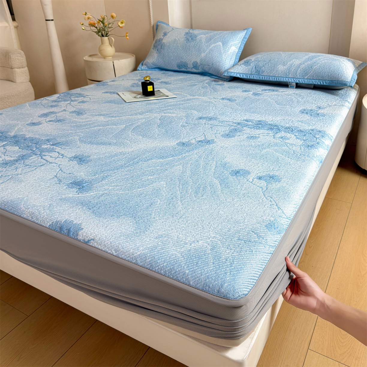 91家纺网 家纺一手货源 找家纺 慕木家纺 2026新款高端PE乙纶双面提花560克冰豆豆凉席迎客松系列（提供买家秀） 迎客松-蓝床笠款