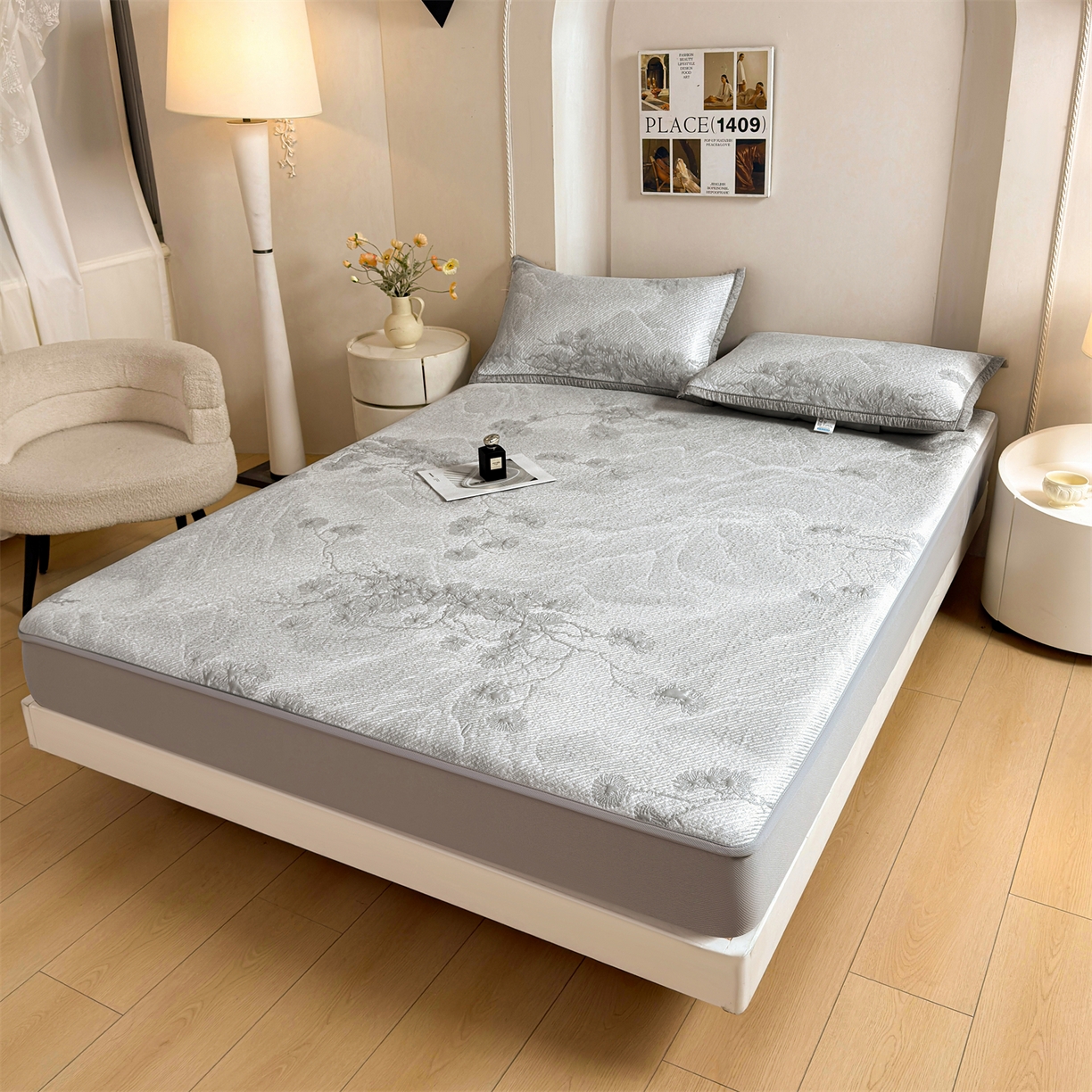 91家纺网 家纺一手货源 找家纺 慕木家纺 2026新款高端PE乙纶双面提花560克冰豆豆凉席迎客松系列（提供买家秀） 迎客松-灰床笠款