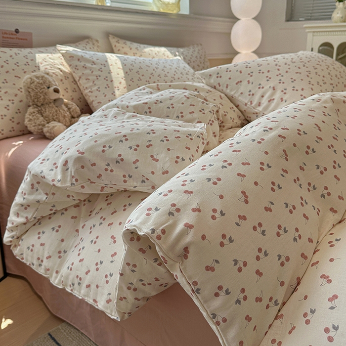 91家纺网 家纺一手货源 找家纺 忆生活家纺 2026春夏新款A类全棉纯棉有氧双层纱小清新四件套 樱桃熟了