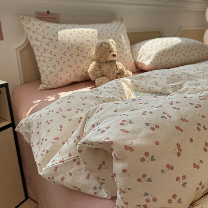 91家纺网 家纺一手货源 找家纺 忆生活家纺 2026春夏新款A类全棉纯棉有氧双层纱小清新四件套 樱桃熟了