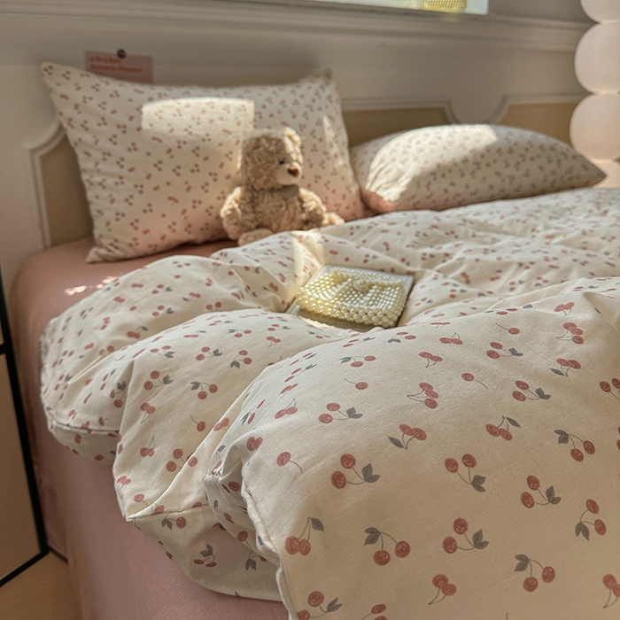 91家纺网 家纺一手货源 找家纺 忆生活家纺 2026春夏新款A类全棉纯棉有氧双层纱小清新四件套 樱桃熟了