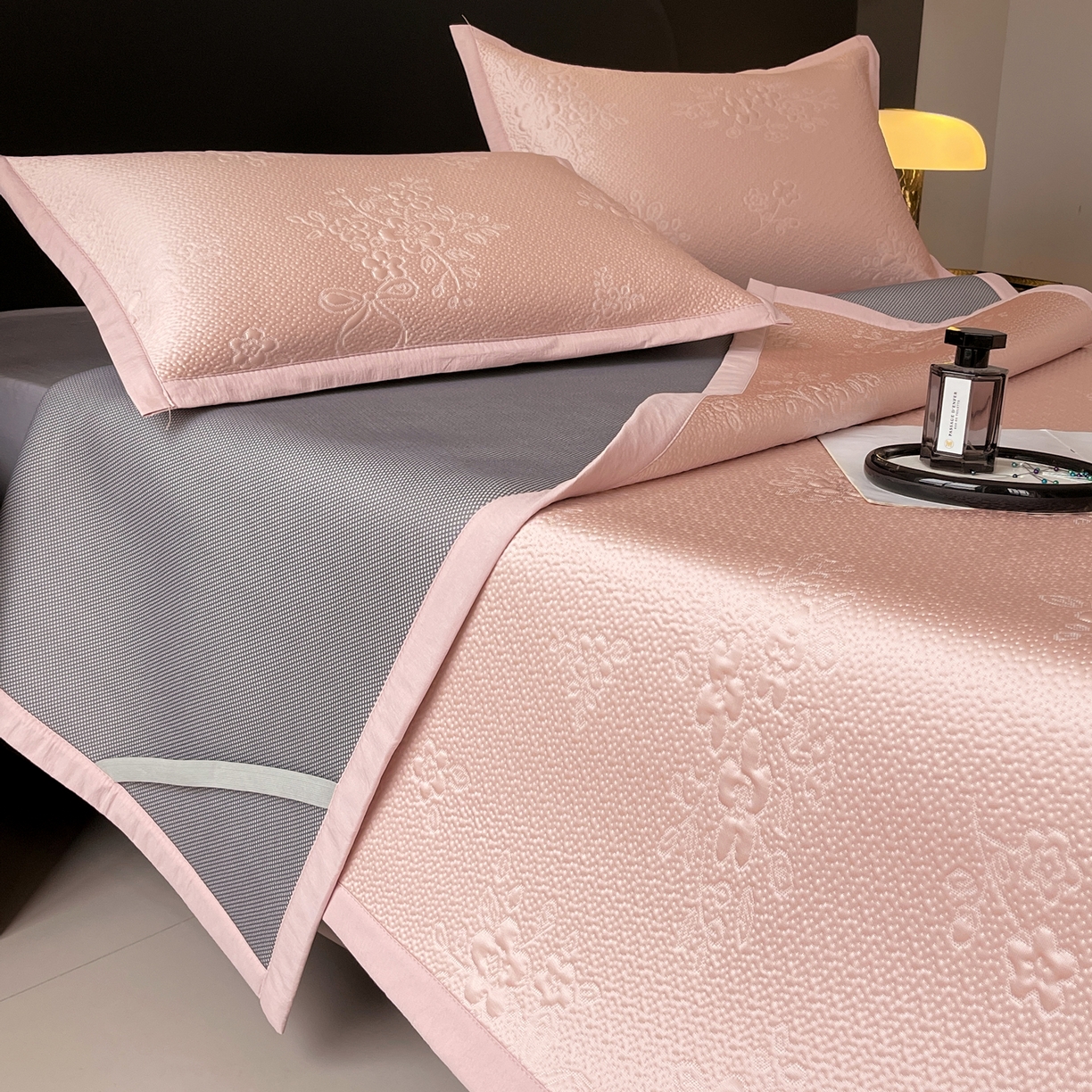 91家纺网 家纺一手货源 找家纺 （总）春皖家纺 2026新款提花浮雕冰豆豆凉感席三件套-浅夏花结