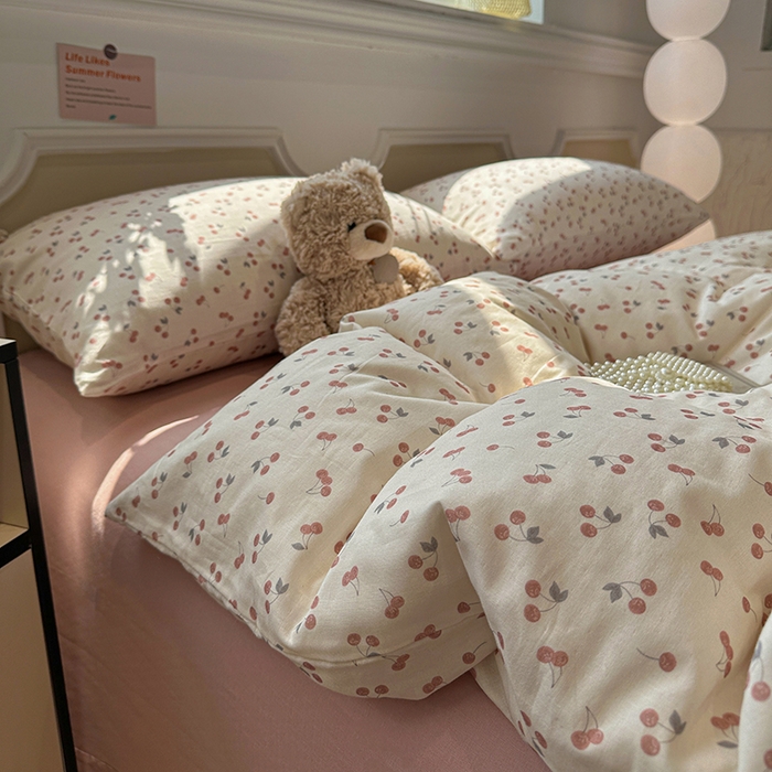 91家纺网 家纺一手货源 找家纺 忆生活家纺 2026春夏新款A类全棉纯棉有氧双层纱小清新四件套 樱桃熟了