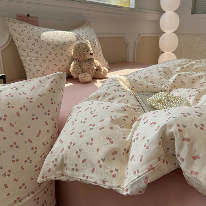 91家纺网 家纺一手货源 找家纺 忆生活家纺 2026春夏新款A类全棉纯棉有氧双层纱小清新四件套 樱桃熟了