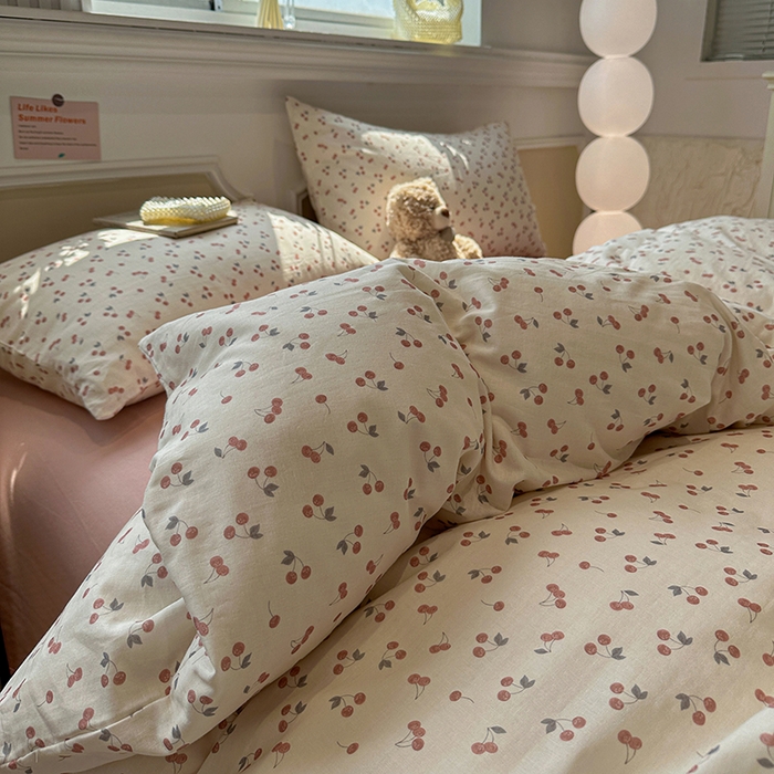 91家纺网 家纺一手货源 找家纺 忆生活家纺 2026春夏新款A类全棉纯棉有氧双层纱小清新四件套 樱桃熟了