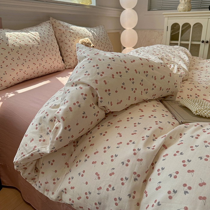 91家纺网 家纺一手货源 找家纺 忆生活家纺 2026春夏新款A类全棉纯棉有氧双层纱小清新四件套 樱桃熟了