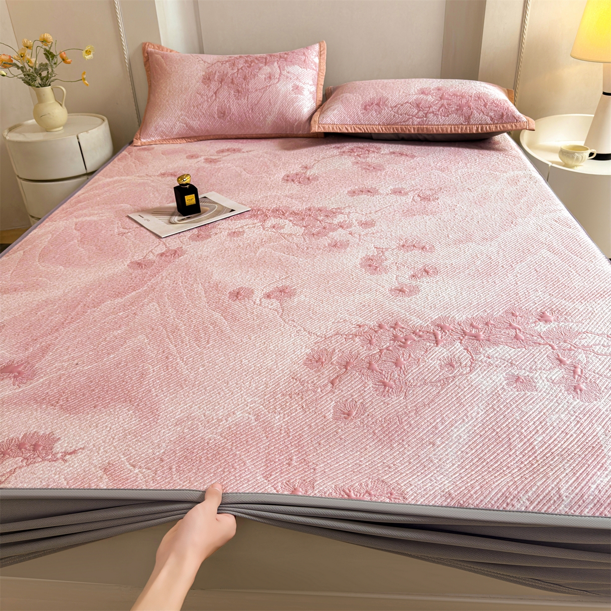 91家纺网 家纺一手货源 找家纺 慕木家纺 2026新款高端PE乙纶双面提花560克冰豆豆凉席迎客松系列（提供买家秀） 迎客松-粉床笠款