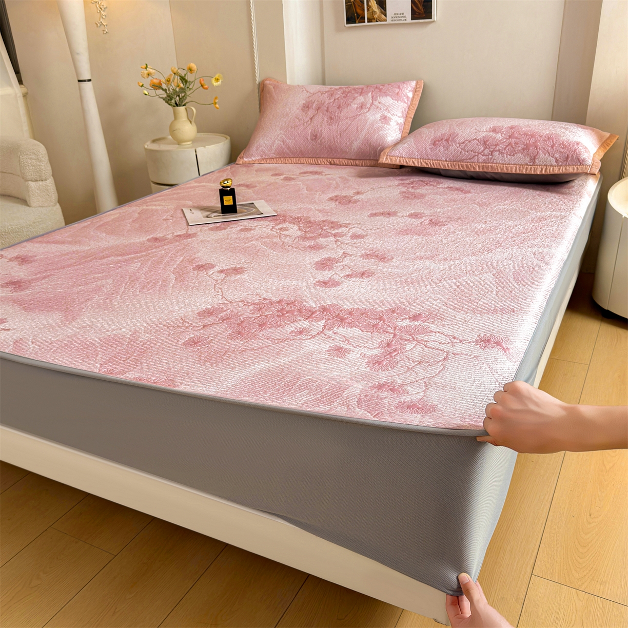 91家纺网 家纺一手货源 找家纺 慕木家纺 2026新款高端PE乙纶双面提花560克冰豆豆凉席迎客松系列（提供买家秀） 迎客松-粉床笠款