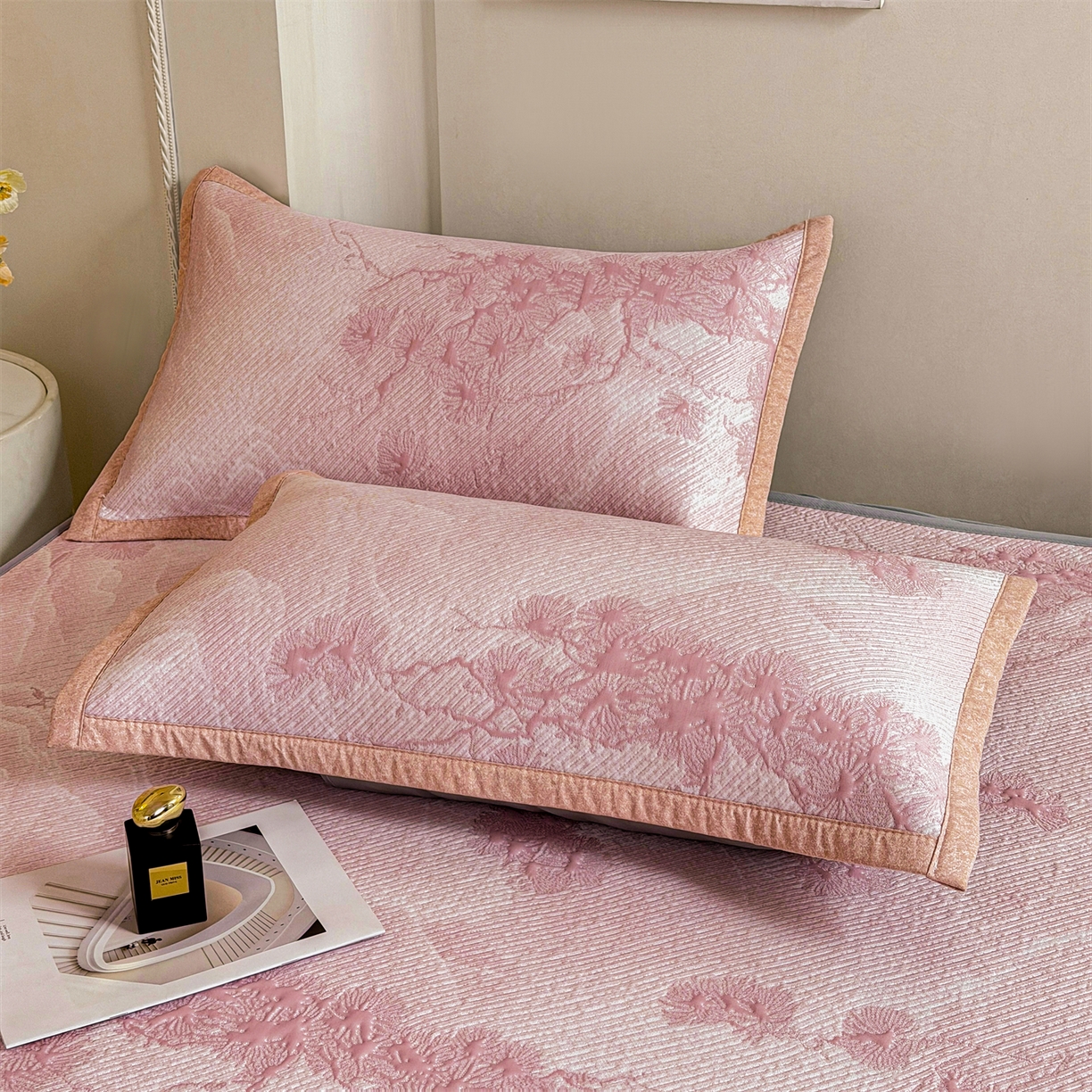 91家纺网 家纺一手货源 找家纺 慕木家纺 2026新款高端PE乙纶双面提花560克冰豆豆凉席迎客松系列（提供买家秀） 迎客松-粉床笠款