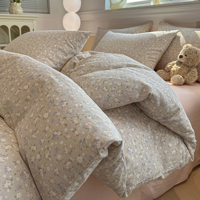 91家纺网 家纺一手货源 找家纺 忆生活家纺 2026春夏新款A类全棉纯棉有氧双层纱小清新四件套 云樱-卡其