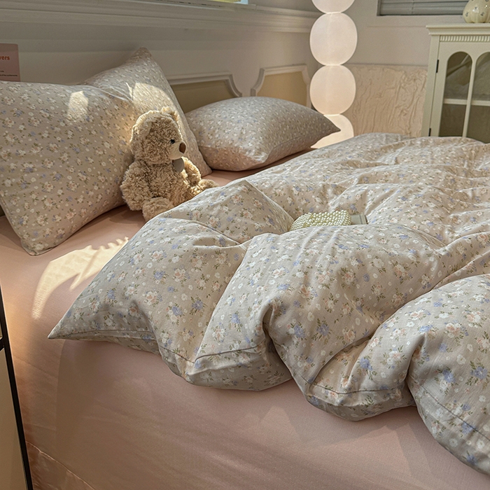 91家纺网 家纺一手货源 找家纺 忆生活家纺 2026春夏新款A类全棉纯棉有氧双层纱小清新四件套 云樱-卡其