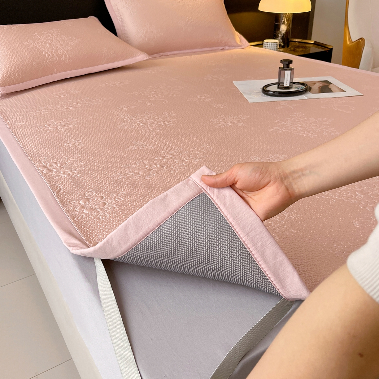 91家纺网 家纺一手货源 找家纺 春皖家纺 2026新款提花浮雕冰豆豆凉感席三件套-浅夏花结 浅夏花结-粉