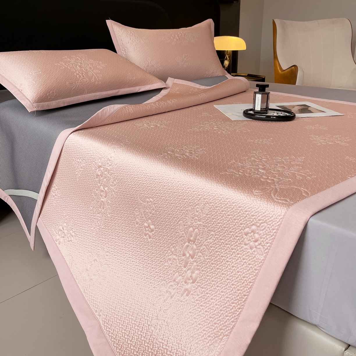 91家纺网 家纺一手货源 找家纺 春皖家纺 2026新款提花浮雕冰豆豆凉感席三件套-浅夏花结 浅夏花结-粉