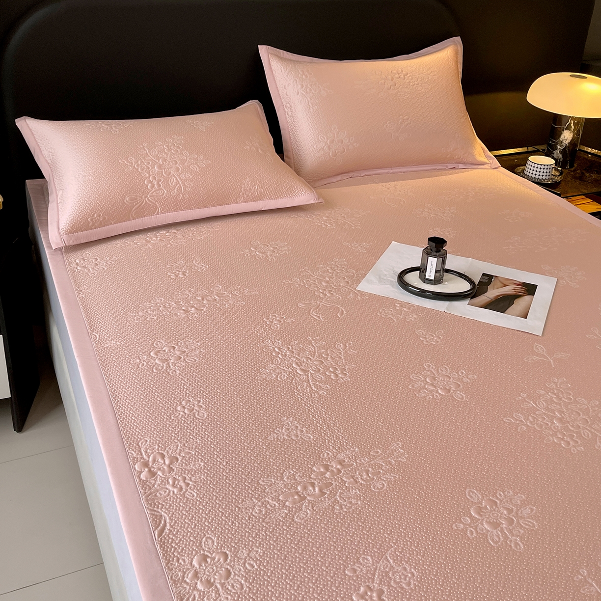 91家纺网 家纺一手货源 找家纺 春皖家纺 2026新款提花浮雕冰豆豆凉感席三件套-浅夏花结 浅夏花结-粉