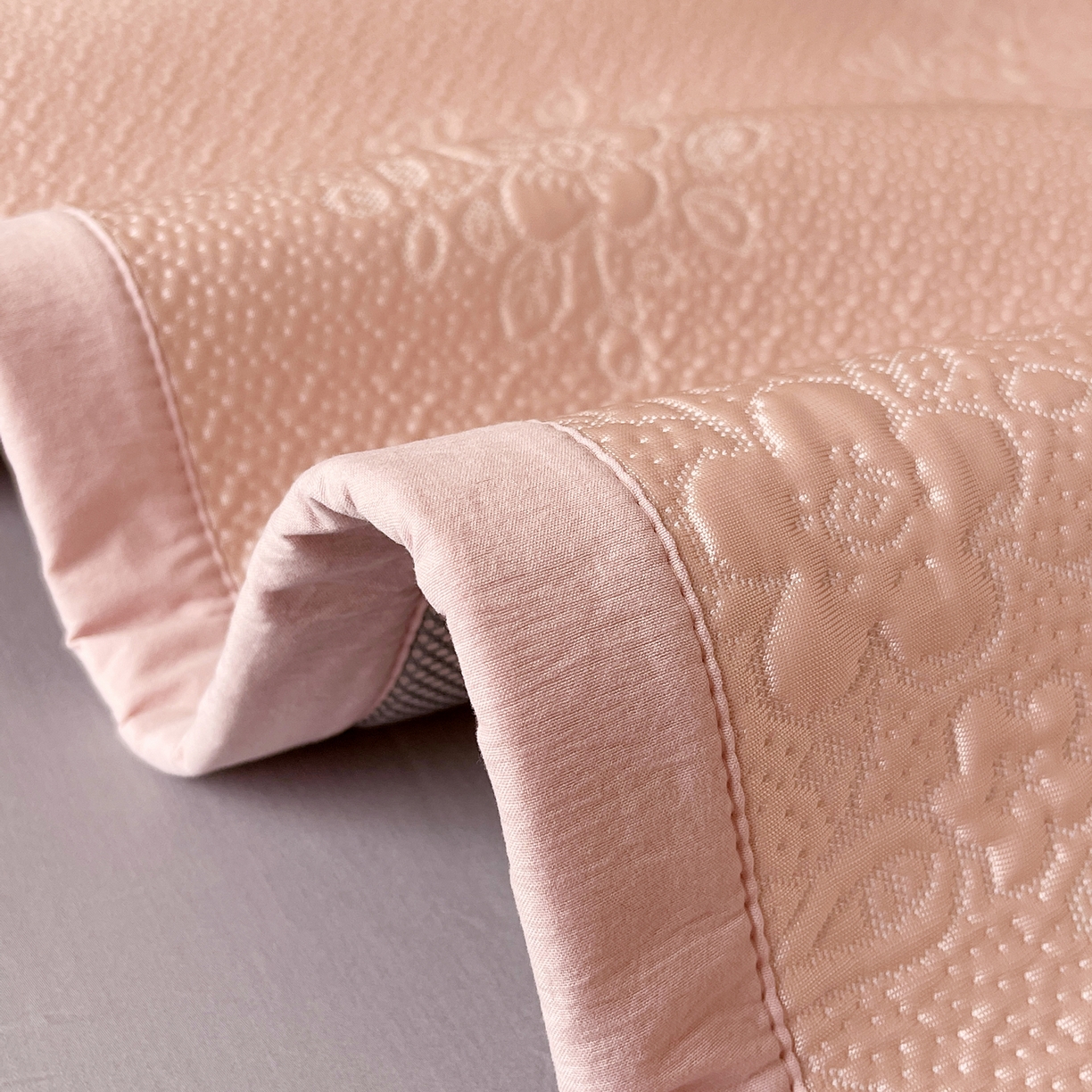 91家纺网 家纺一手货源 找家纺 春皖家纺 2026新款提花浮雕冰豆豆凉感席三件套-浅夏花结 浅夏花结-粉