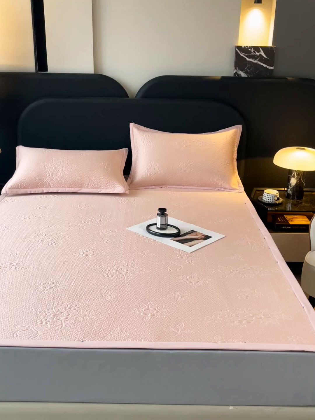 91家纺网 家纺一手货源 找家纺 春皖家纺 2026新款提花浮雕冰豆豆凉感席三件套-浅夏花结 浅夏花结-粉