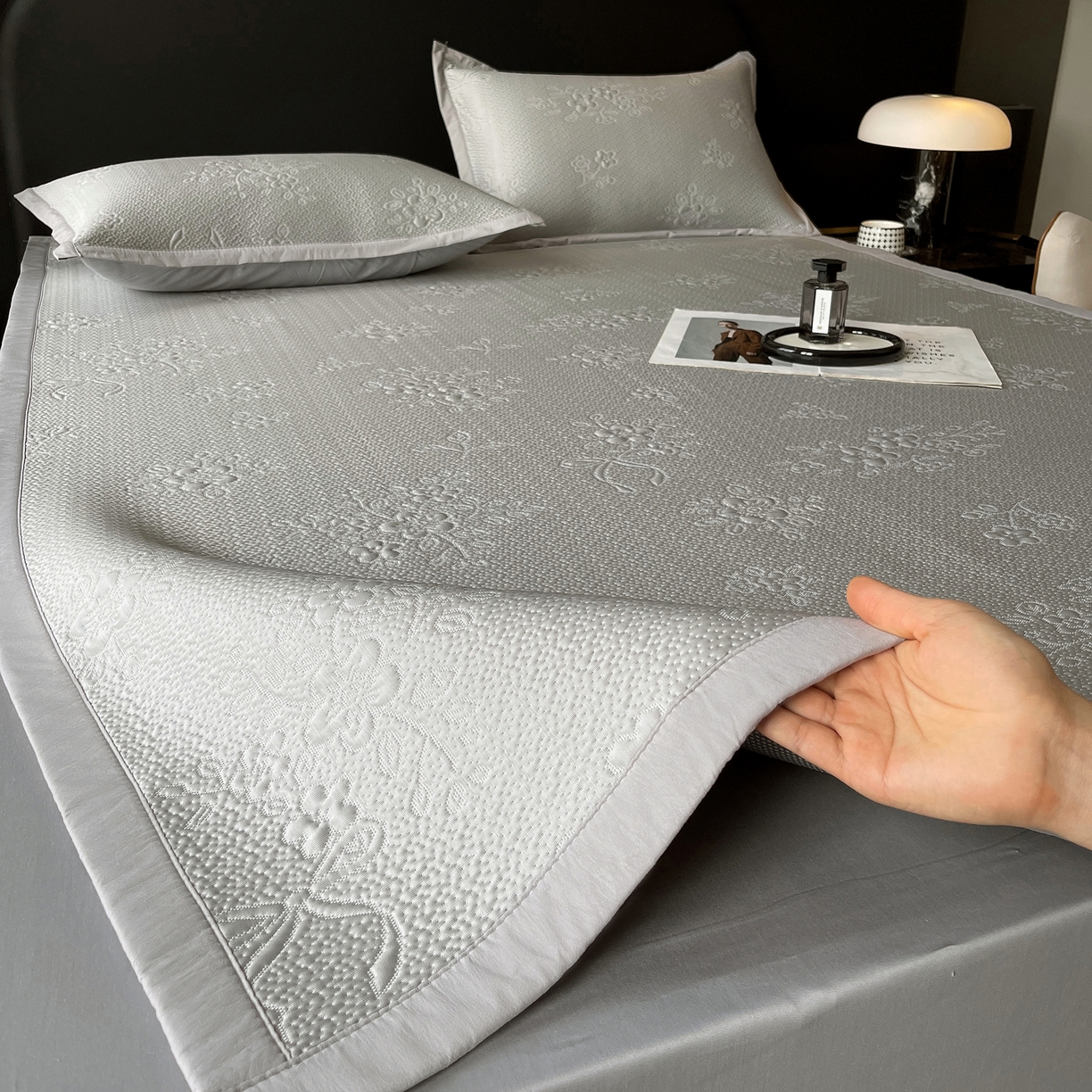 91家纺网 家纺一手货源 找家纺 春皖家纺 2026新款提花浮雕冰豆豆凉感席三件套-浅夏花结 浅夏花结-灰