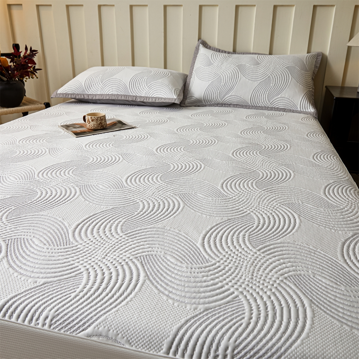 91家纺网 家纺一手货源 找家纺 慕木家纺 2026新款高端三明治硅胶复合PE100%乙纶提花冰豆豆凉席空调席韩版INS系列（提供买家秀） 韩INS-回川灰床笠款