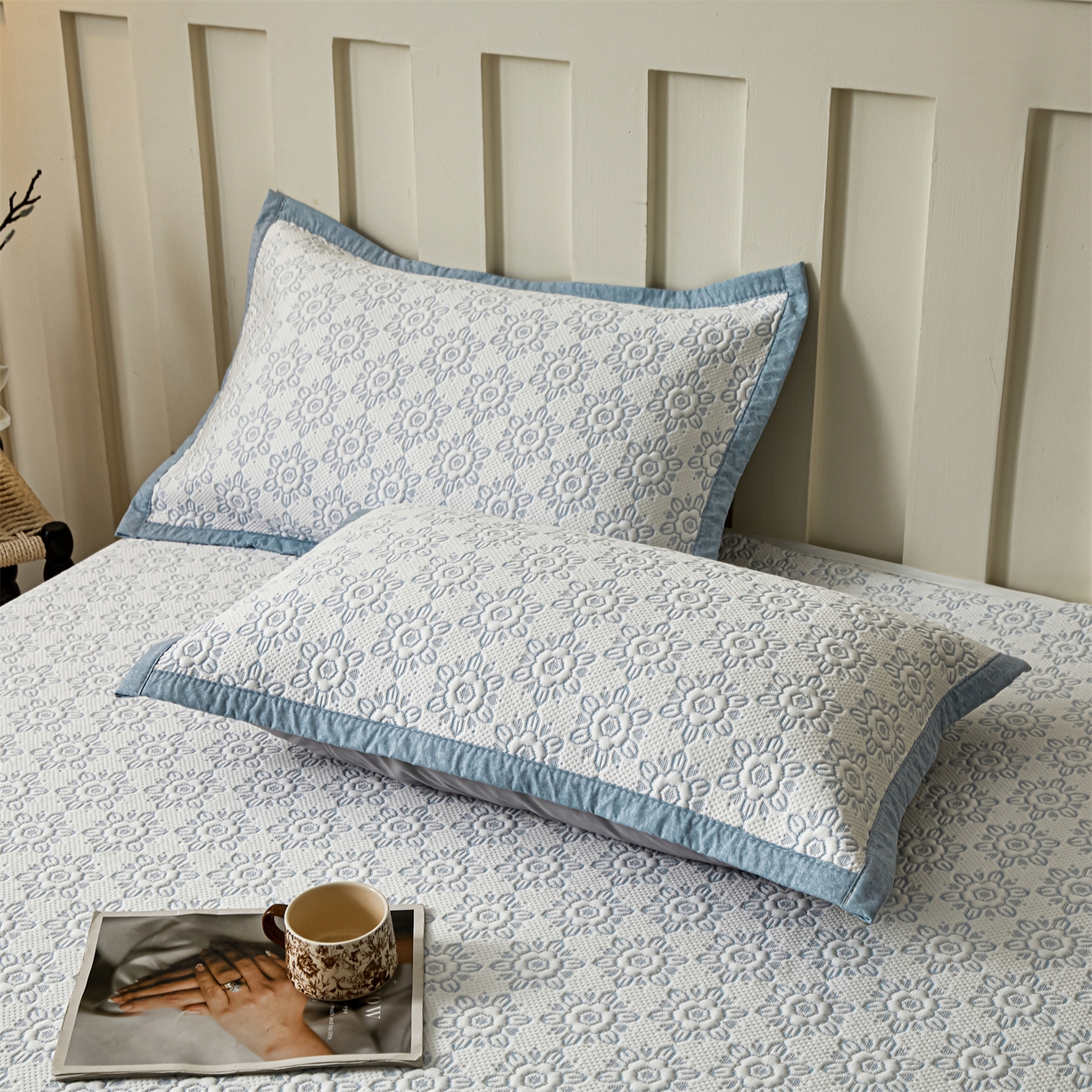 91家纺网 家纺一手货源 找家纺 慕木家纺 2026新款高端三明治硅胶复合PE100%乙纶提花冰豆豆凉席空调席韩版INS系列（提供买家秀） 韩INS-璇花蓝床笠款