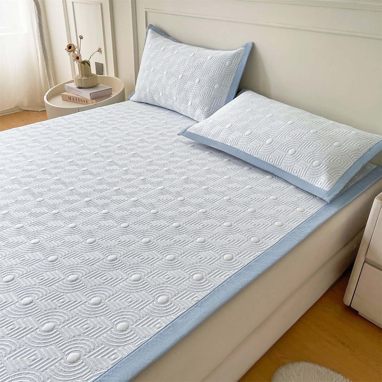 91家纺网 家纺一手货源 找家纺 慕木家纺 2026新款高端三明治硅胶复合PE100%乙纶提花冰豆豆凉席空调席韩版INS系列（提供买家秀） 韩INS-方圆蓝床席款