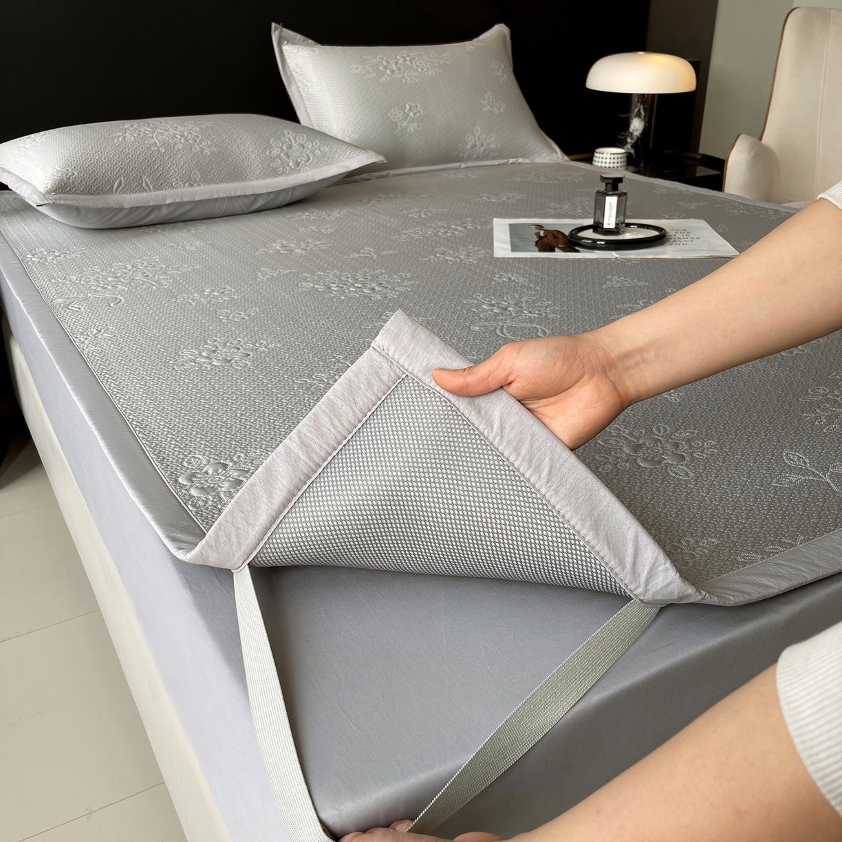 91家纺网 家纺一手货源 找家纺 春皖家纺 2026新款提花浮雕冰豆豆凉感席三件套-浅夏花结 浅夏花结-灰