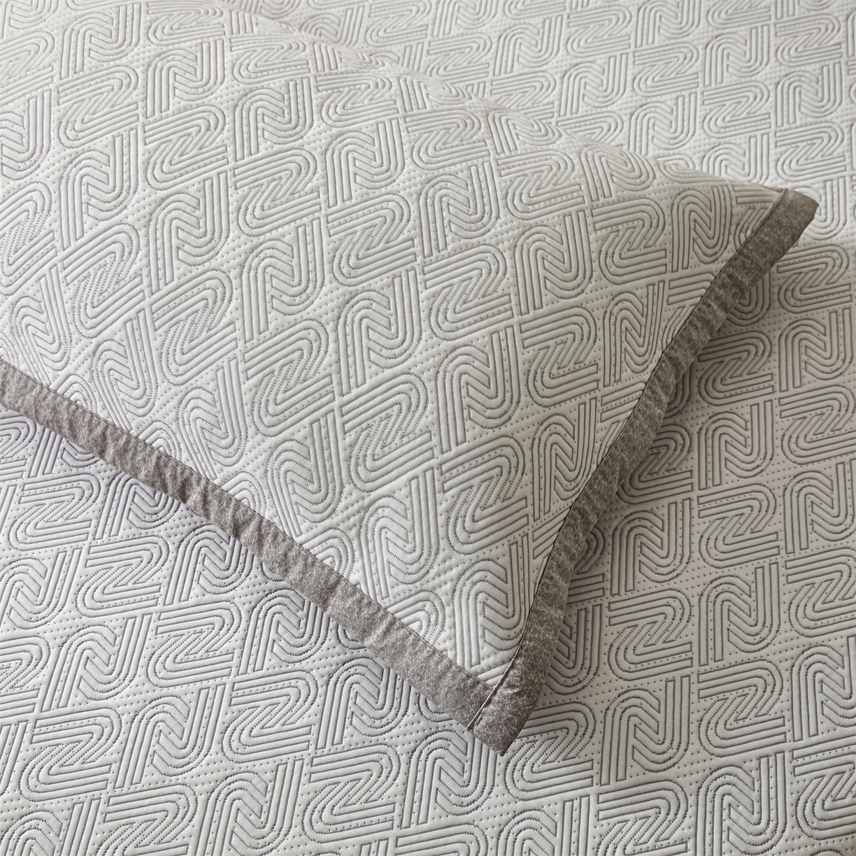 91家纺网 家纺一手货源 找家纺 慕木家纺 2026新款高端三明治硅胶复合PE100%乙纶提花冰豆豆凉席空调席韩版INS系列（提供买家秀） 韩INS-峰回灰床笠款