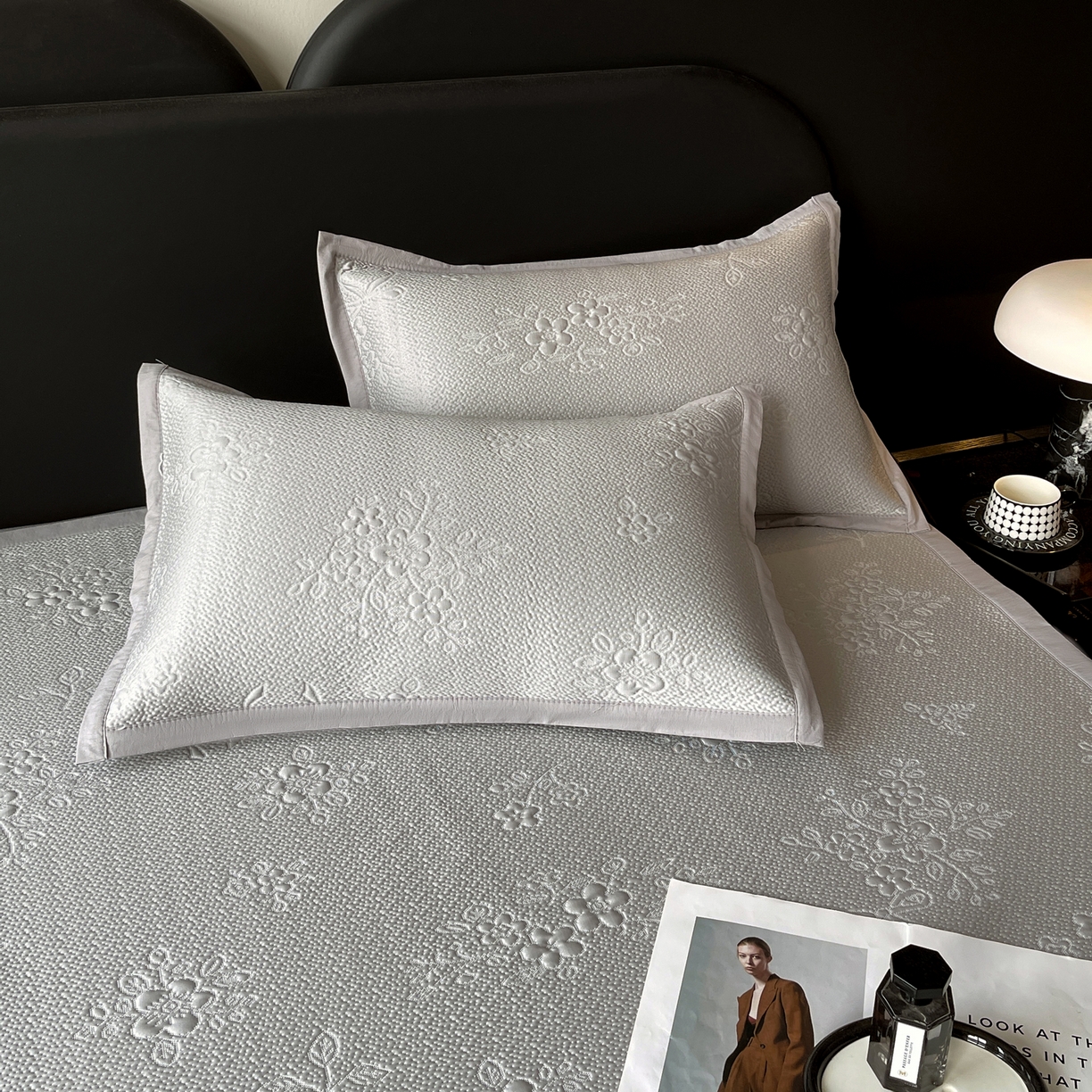 91家纺网 家纺一手货源 找家纺 春皖家纺 2026新款提花浮雕冰豆豆凉感席三件套-浅夏花结 浅夏花结-灰