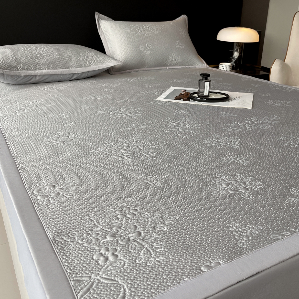 91家纺网 家纺一手货源 找家纺 春皖家纺 2026新款提花浮雕冰豆豆凉感席三件套-浅夏花结 浅夏花结-灰