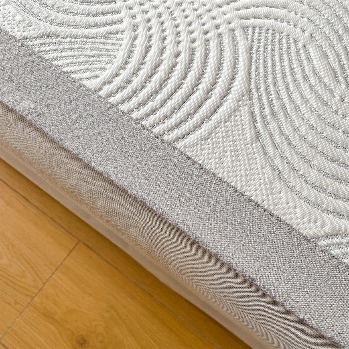 91家纺网 家纺一手货源 找家纺 慕木家纺 2026新款高端三明治硅胶复合PE100%乙纶提花冰豆豆凉席空调席韩版INS系列（提供买家秀） 韩INS-回川灰床席款