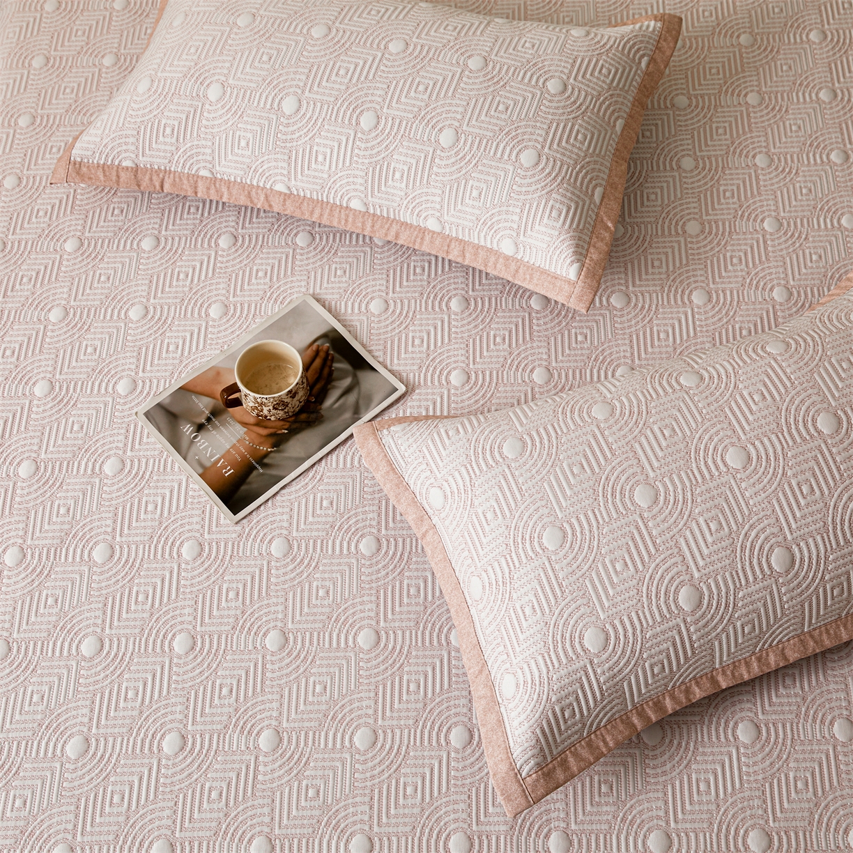 91家纺网 家纺一手货源 找家纺 慕木家纺 2026新款高端三明治硅胶复合PE100%乙纶提花冰豆豆凉席空调席韩版INS系列（提供买家秀） 韩INS-方圆粉床笠款