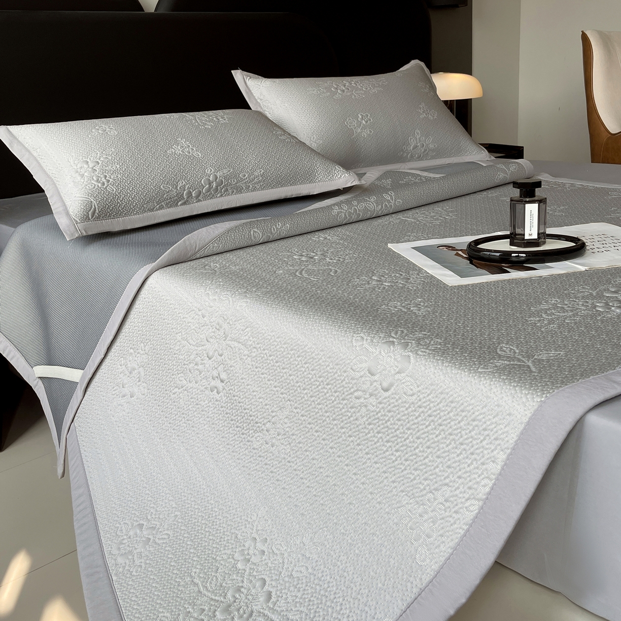 91家纺网 家纺一手货源 找家纺 春皖家纺 2026新款提花浮雕冰豆豆凉感席三件套-浅夏花结 浅夏花结-灰