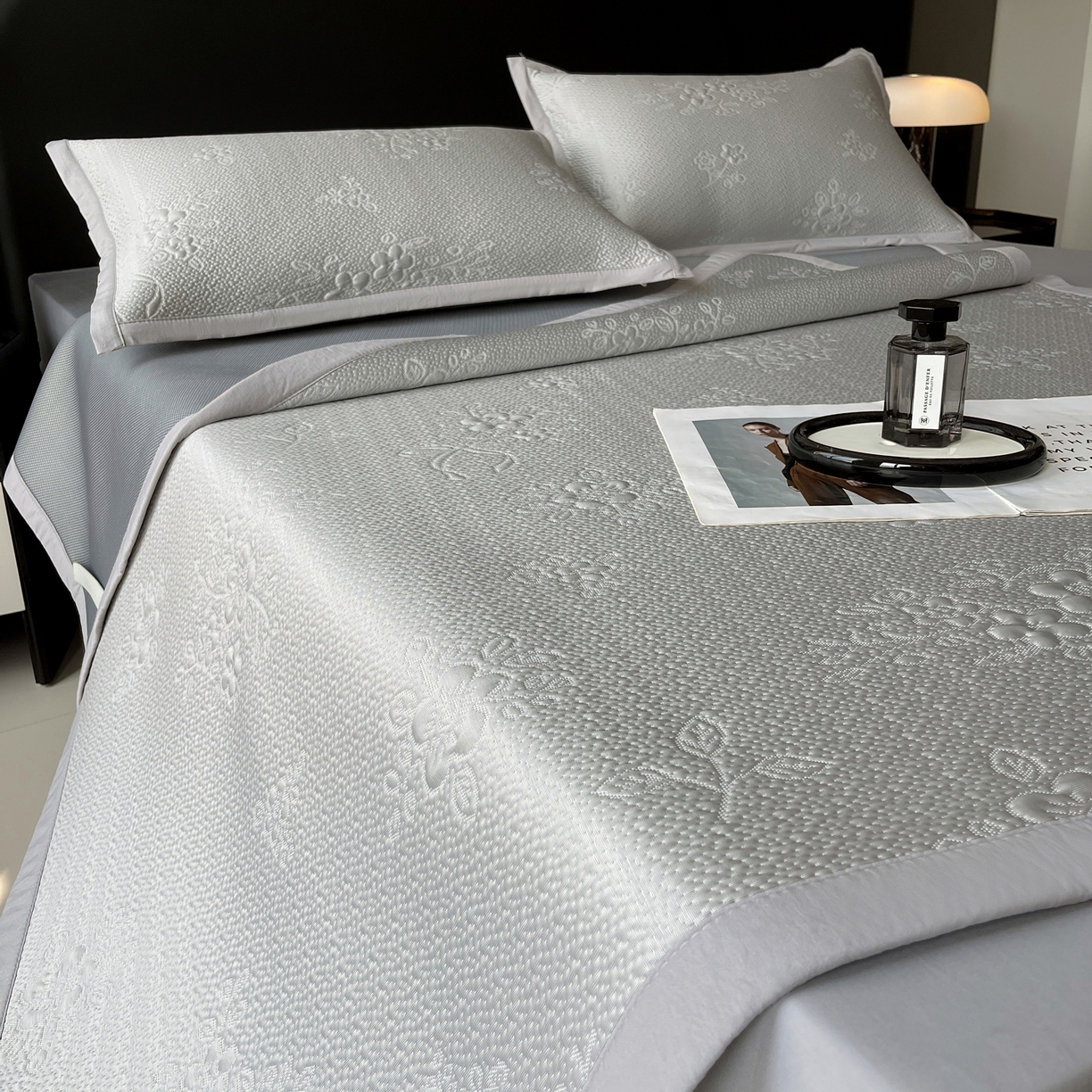 91家纺网 家纺一手货源 找家纺 春皖家纺 2026新款提花浮雕冰豆豆凉感席三件套-浅夏花结 浅夏花结-灰