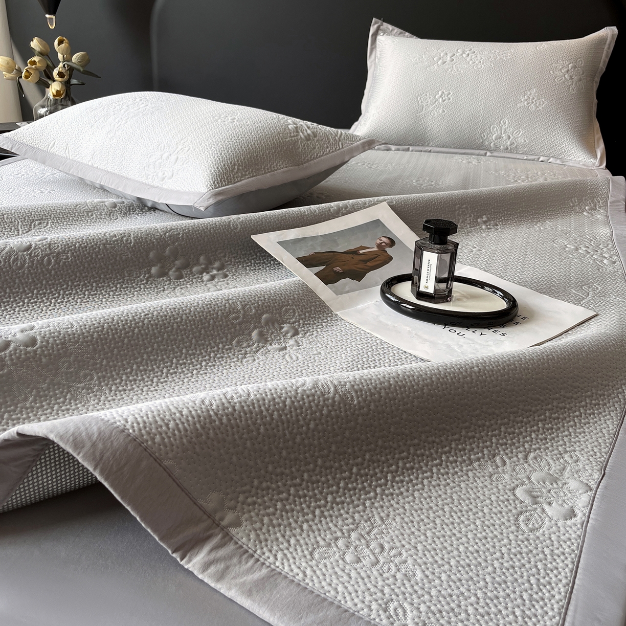 91家纺网 家纺一手货源 找家纺 春皖家纺 2026新款提花浮雕冰豆豆凉感席三件套-浅夏花结 浅夏花结-灰