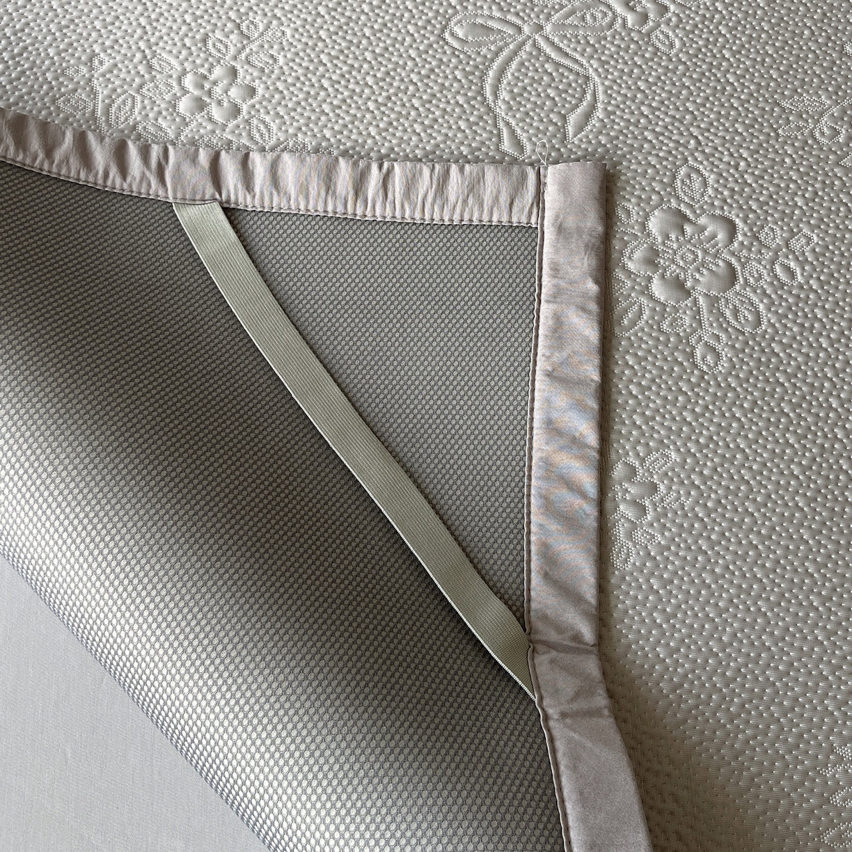 91家纺网 家纺一手货源 找家纺 春皖家纺 2026新款提花浮雕冰豆豆凉感席三件套-浅夏花结 浅夏花结-灰