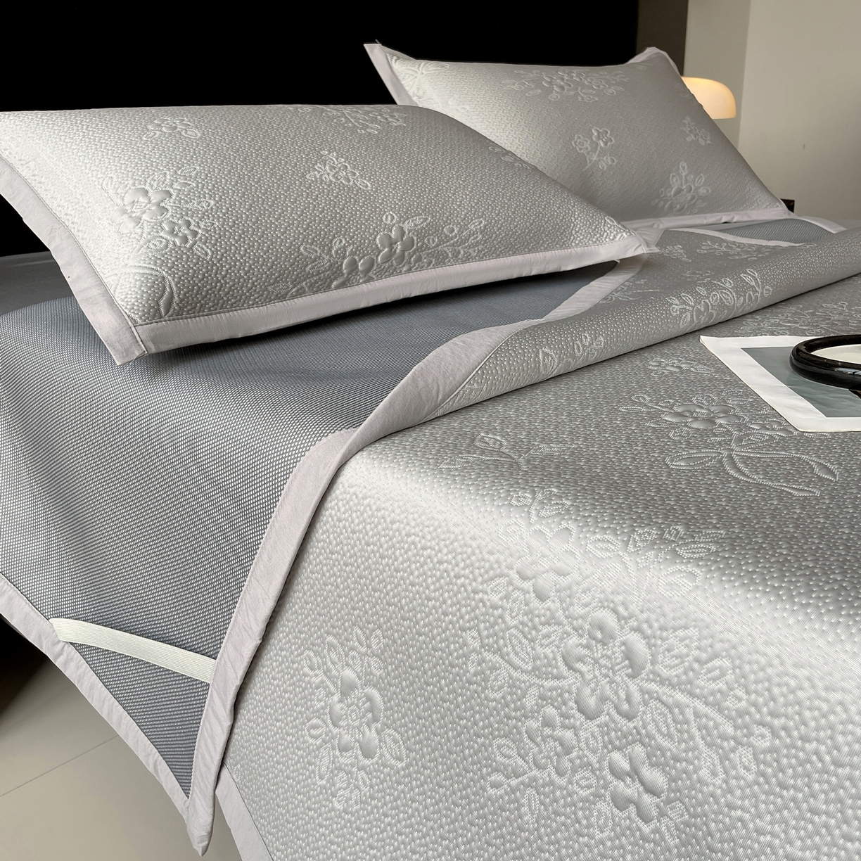 91家纺网 家纺一手货源 找家纺 春皖家纺 2026新款提花浮雕冰豆豆凉感席三件套-浅夏花结 浅夏花结-灰