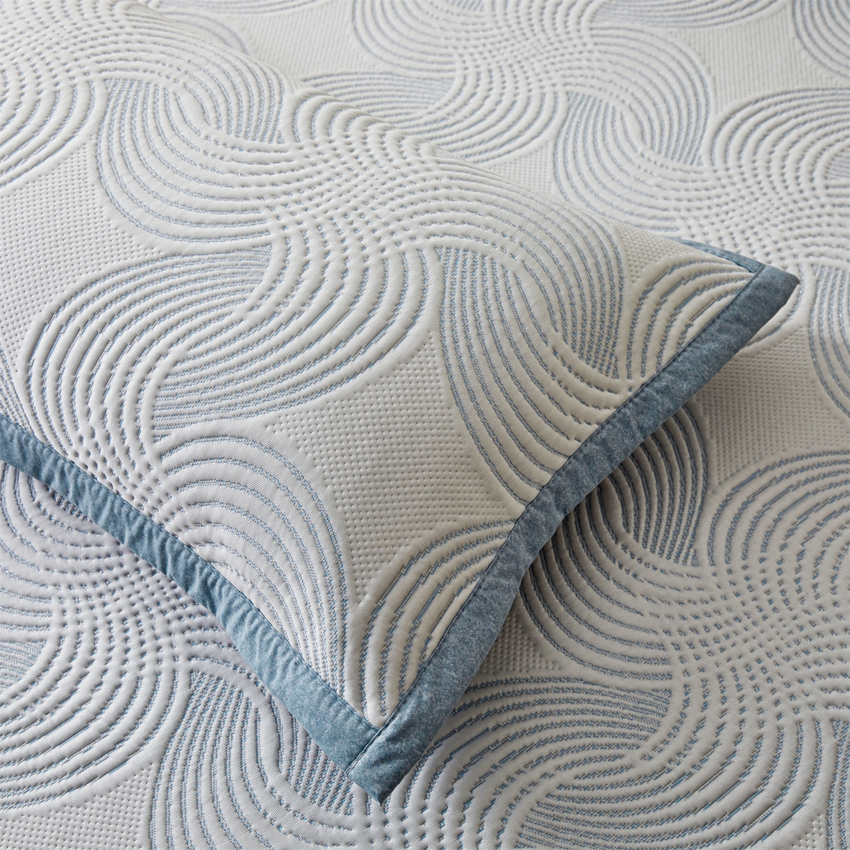 91家纺网 家纺一手货源 找家纺 慕木家纺 2026新款高端三明治硅胶复合PE100%乙纶提花冰豆豆凉席空调席韩版INS系列（提供买家秀） 韩INS-回川蓝床笠款