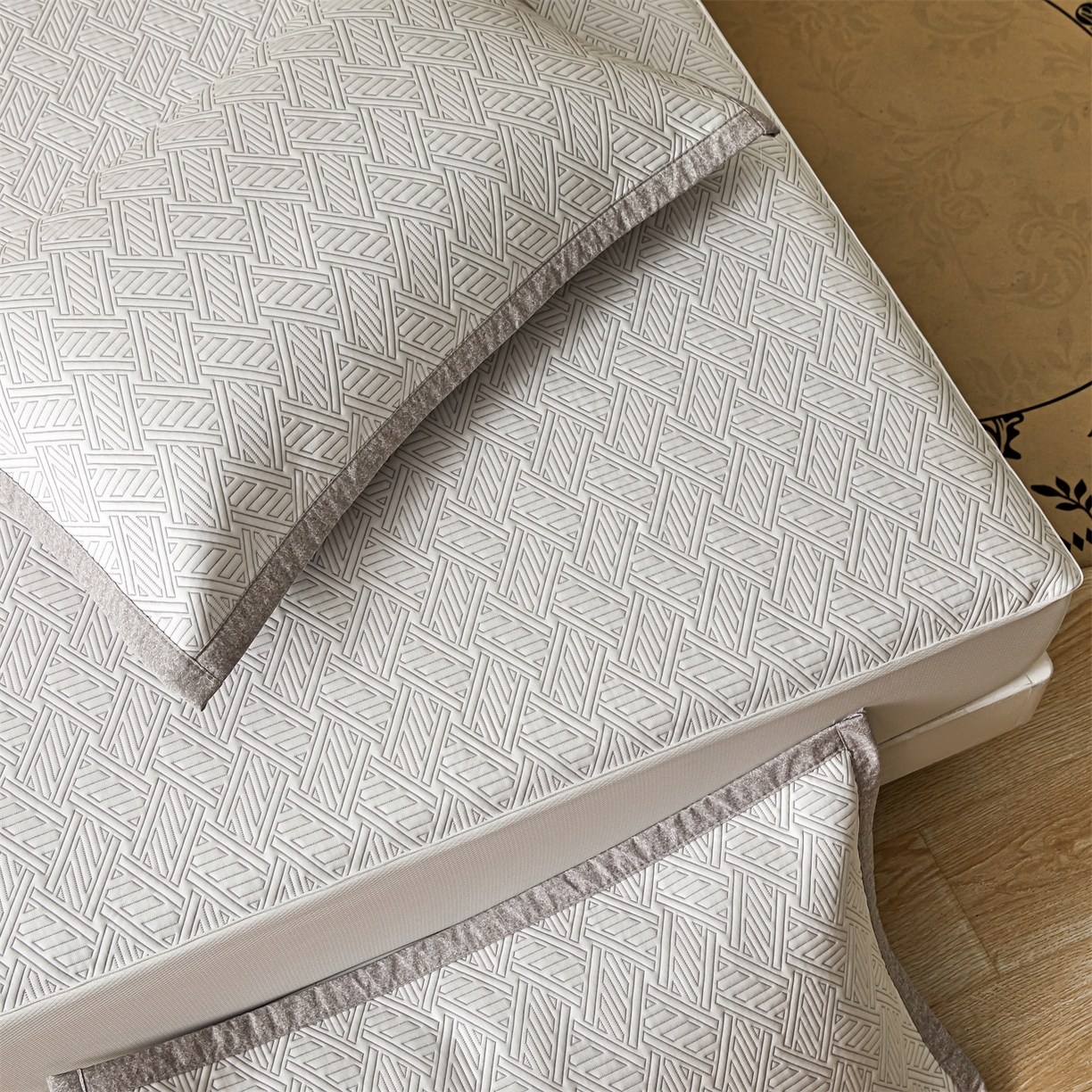 91家纺网 家纺一手货源 找家纺 慕木家纺 2026新款高端三明治硅胶复合PE100%乙纶提花冰豆豆凉席空调席韩版INS系列（提供买家秀） 韩INS-纵横灰床笠款