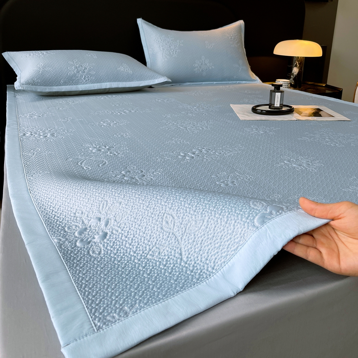 91家纺网 家纺一手货源 找家纺 春皖家纺 2026新款提花浮雕冰豆豆凉感席三件套-浅夏花结 浅夏花结-蓝