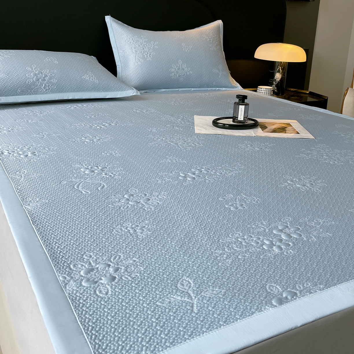 91家纺网 家纺一手货源 找家纺 春皖家纺 2026新款提花浮雕冰豆豆凉感席三件套-浅夏花结 浅夏花结-蓝