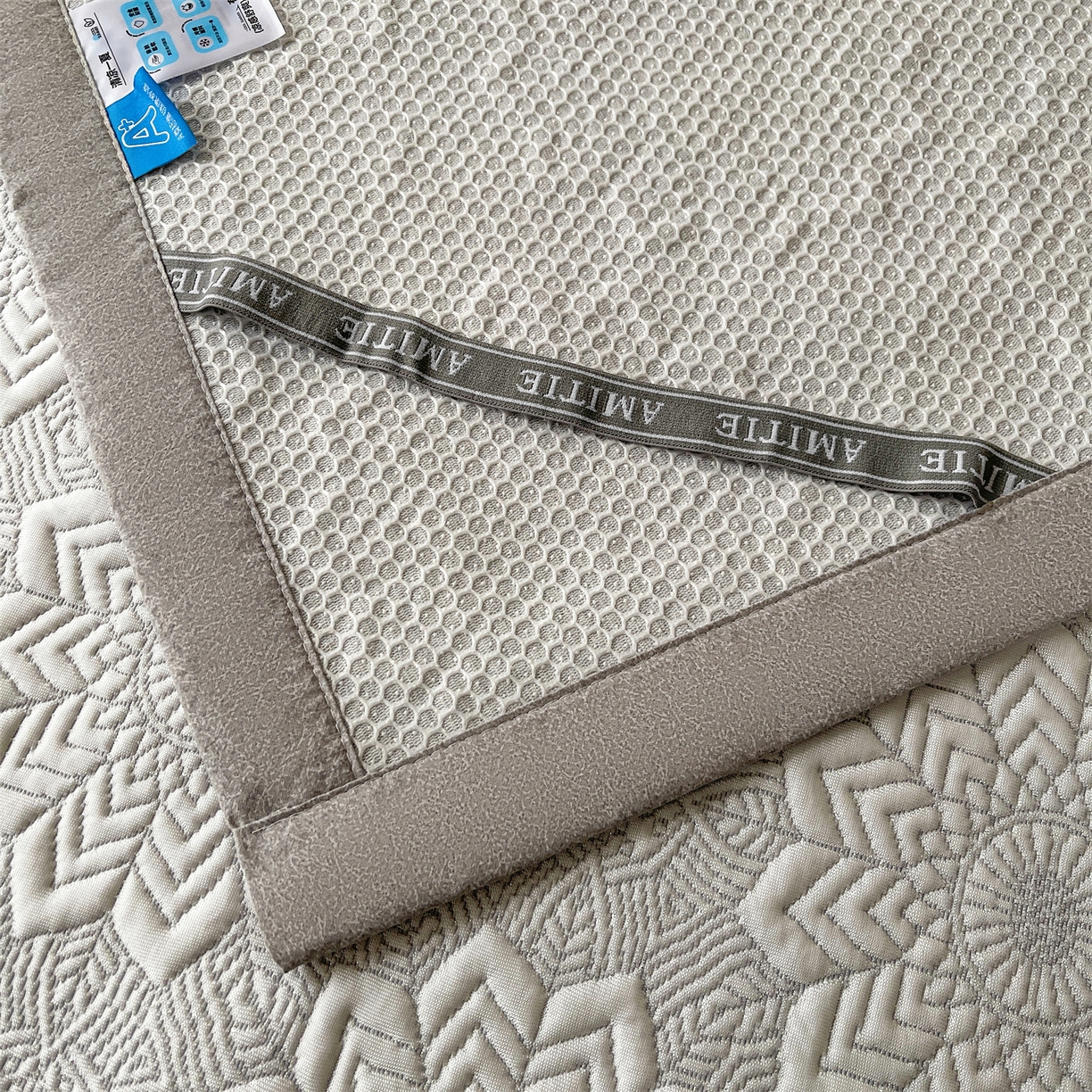 91家纺网 家纺一手货源 找家纺 慕木家纺 2026新款高端三明治硅胶复合PE100%乙纶提花冰豆豆凉席空调席韩版INS系列（提供买家秀） 韩INS-齐雪灰床席款