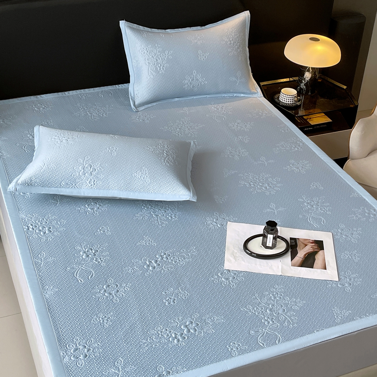 91家纺网 家纺一手货源 找家纺 春皖家纺 2026新款提花浮雕冰豆豆凉感席三件套-浅夏花结 浅夏花结-蓝