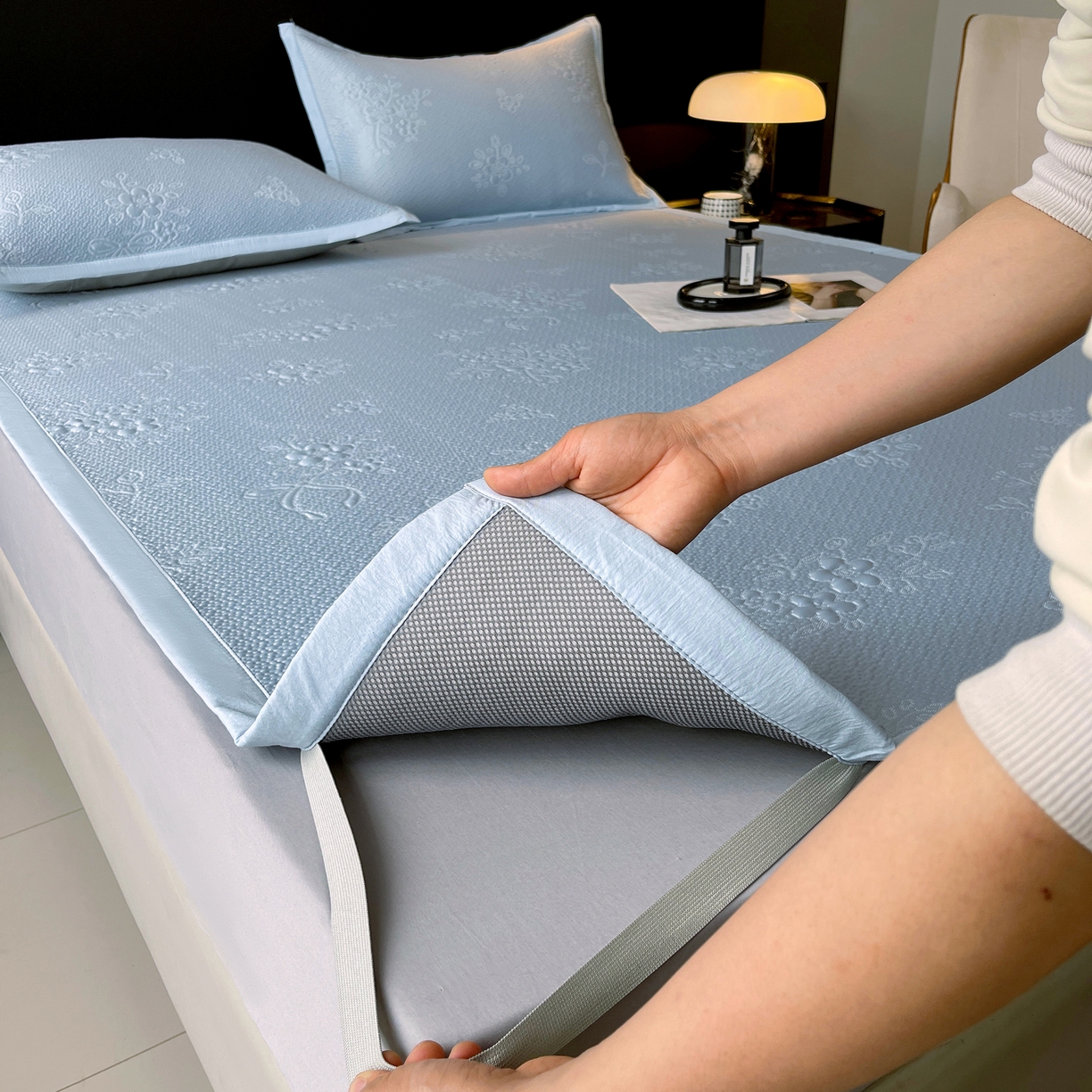 91家纺网 家纺一手货源 找家纺 春皖家纺 2026新款提花浮雕冰豆豆凉感席三件套-浅夏花结 浅夏花结-蓝