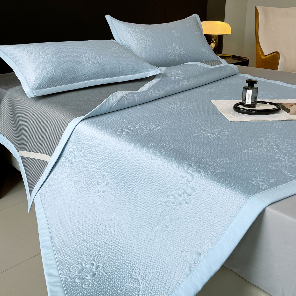 91家纺网 家纺一手货源 找家纺 春皖家纺 2026新款提花浮雕冰豆豆凉感席三件套-浅夏花结 浅夏花结-蓝