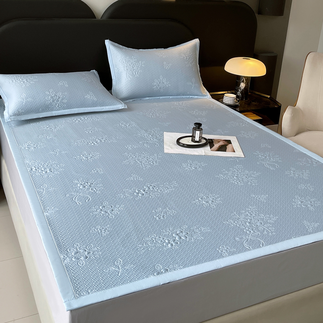 91家纺网 家纺一手货源 找家纺 春皖家纺 2026新款提花浮雕冰豆豆凉感席三件套-浅夏花结 浅夏花结-蓝